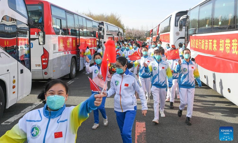 Medical workers from northwest China's Shaanxi Province prepare to get on buses in Changchun, northeast China's Jilin Province, April 24, 2022.Photo:Xinhua