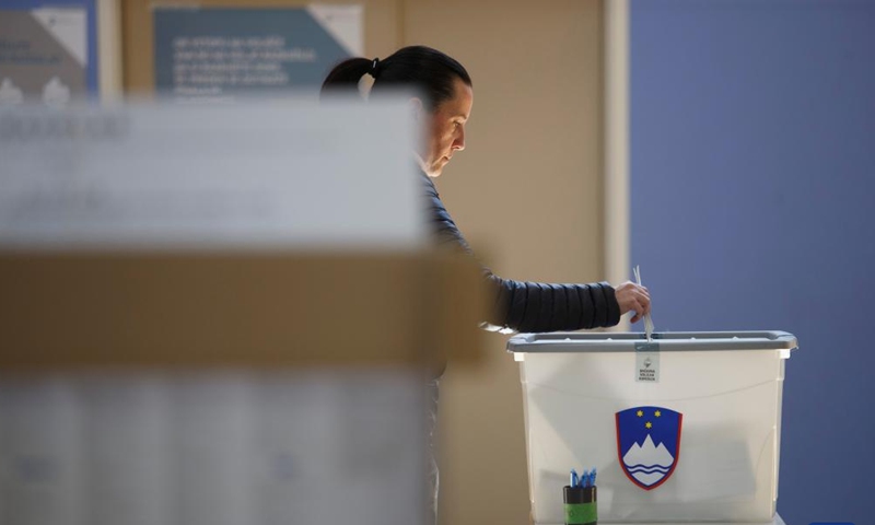 A voter casts her ballot during the 2022 Slovenian parliamentary election at a polling station in Ljubljana, Slovenia, April 24, 2022.Photo:Xinhua
