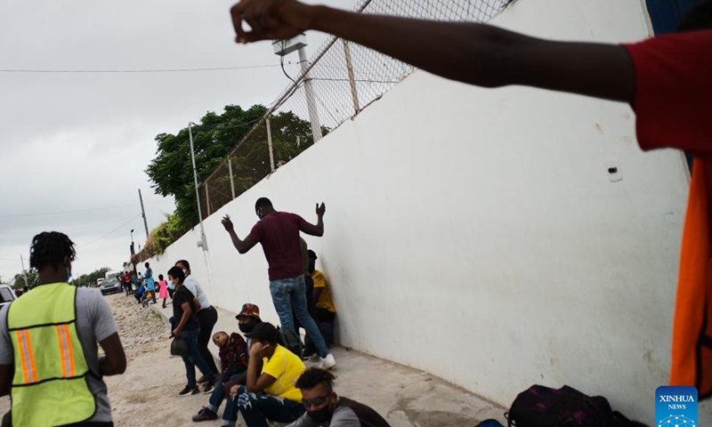 Migrants wait outside a shelter near the Mexico-U.S. border in Reynosa, Tamaulipas, Mexico, May 3, 2022. (Xinhua)
