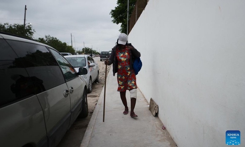 A wounded migrant walks at a shelter near the Mexico-U.S. border in Reynosa, Tamaulipas, Mexico, May 3, 2022. (Xinhua)