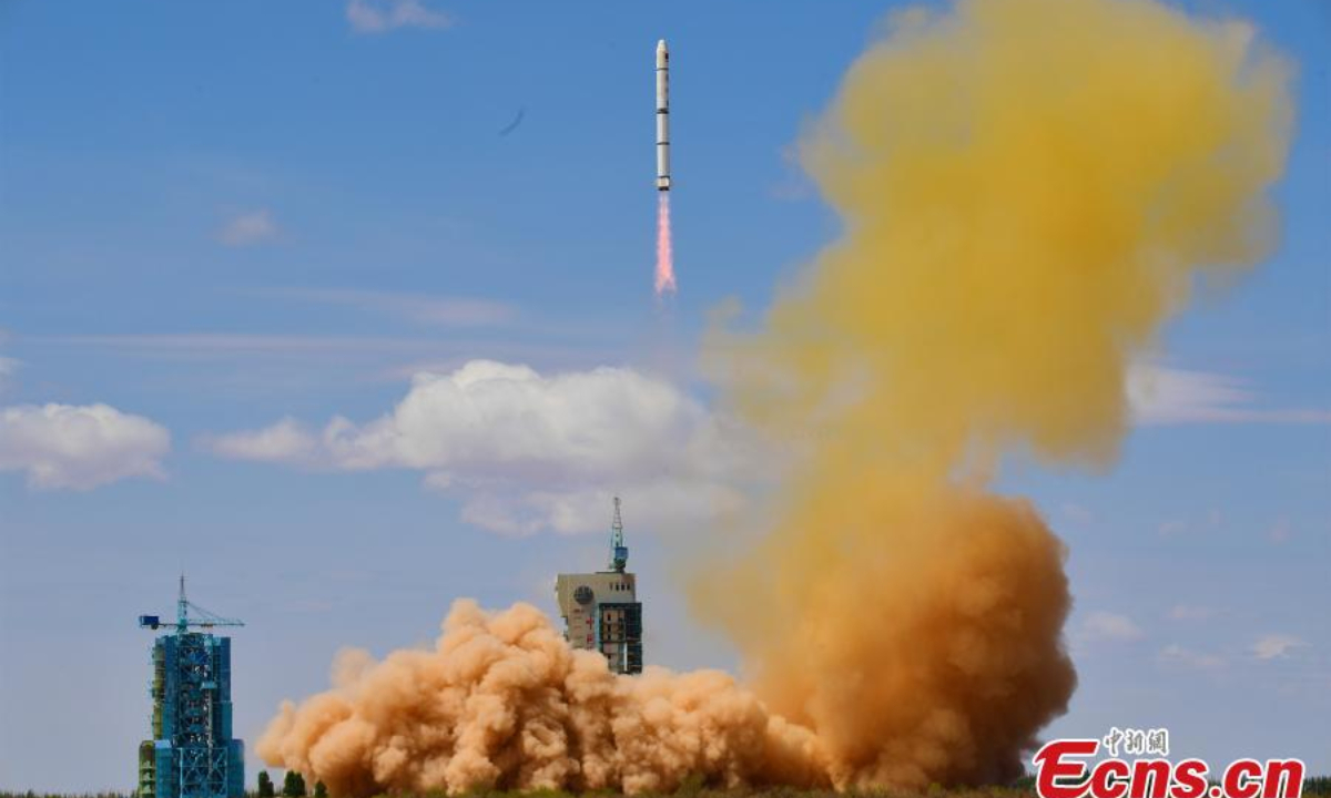2022年4月29日，搭载四维01和02卫星的长征二号丙火箭在中国西北酒泉卫星发射中心发射升空。卫星将为测绘、环保等行业提供商业遥感数据服务。以及城市安全和数字农村发展。 图片：中新社