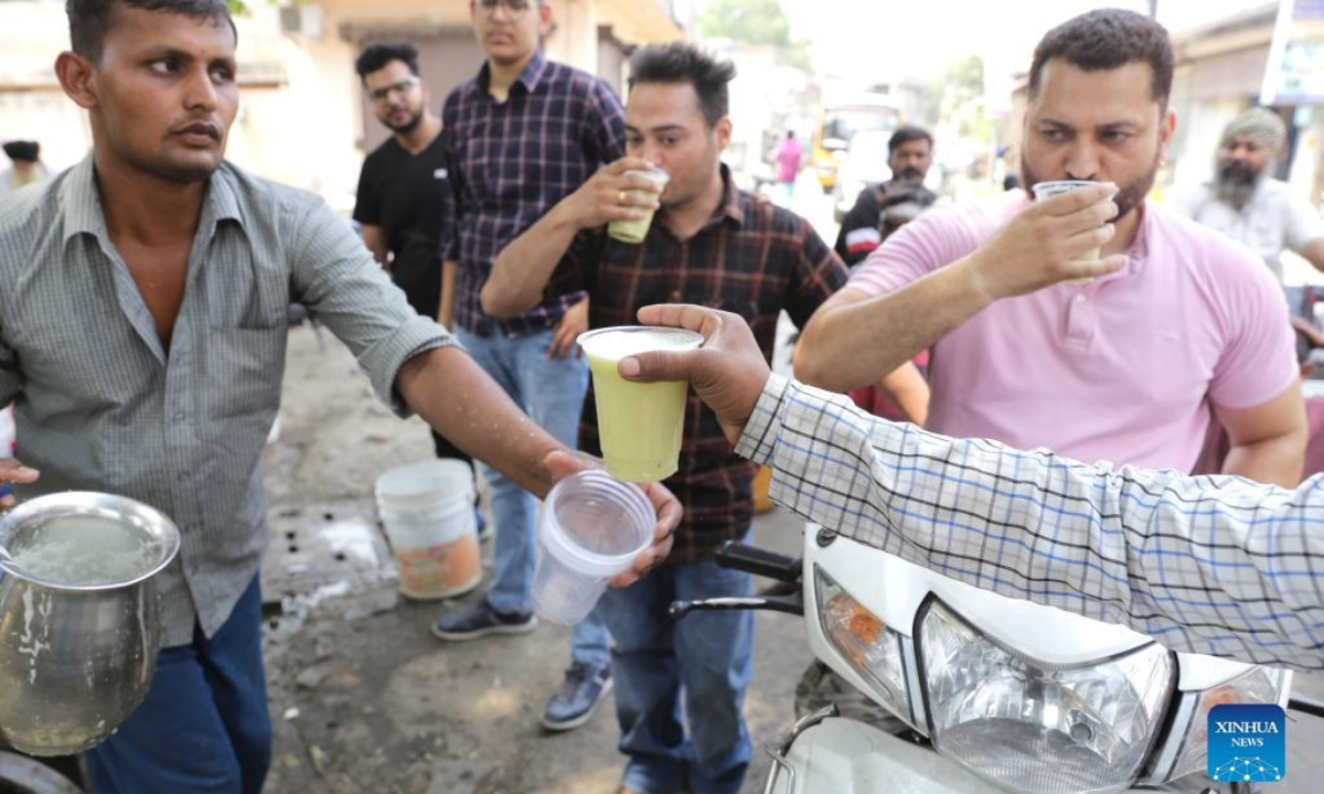 A vendor serves cold sugarcane juice to customers at the roadside during a heat wave in Amritsar, Punjab state, northern India, on April 29, 2022. A heat wave has gripped entire northern India, including Delhi, Rajasthan, Uttar Pradesh, Haryana, Himachal Pradesh and Punjab. Photo:Xinhua