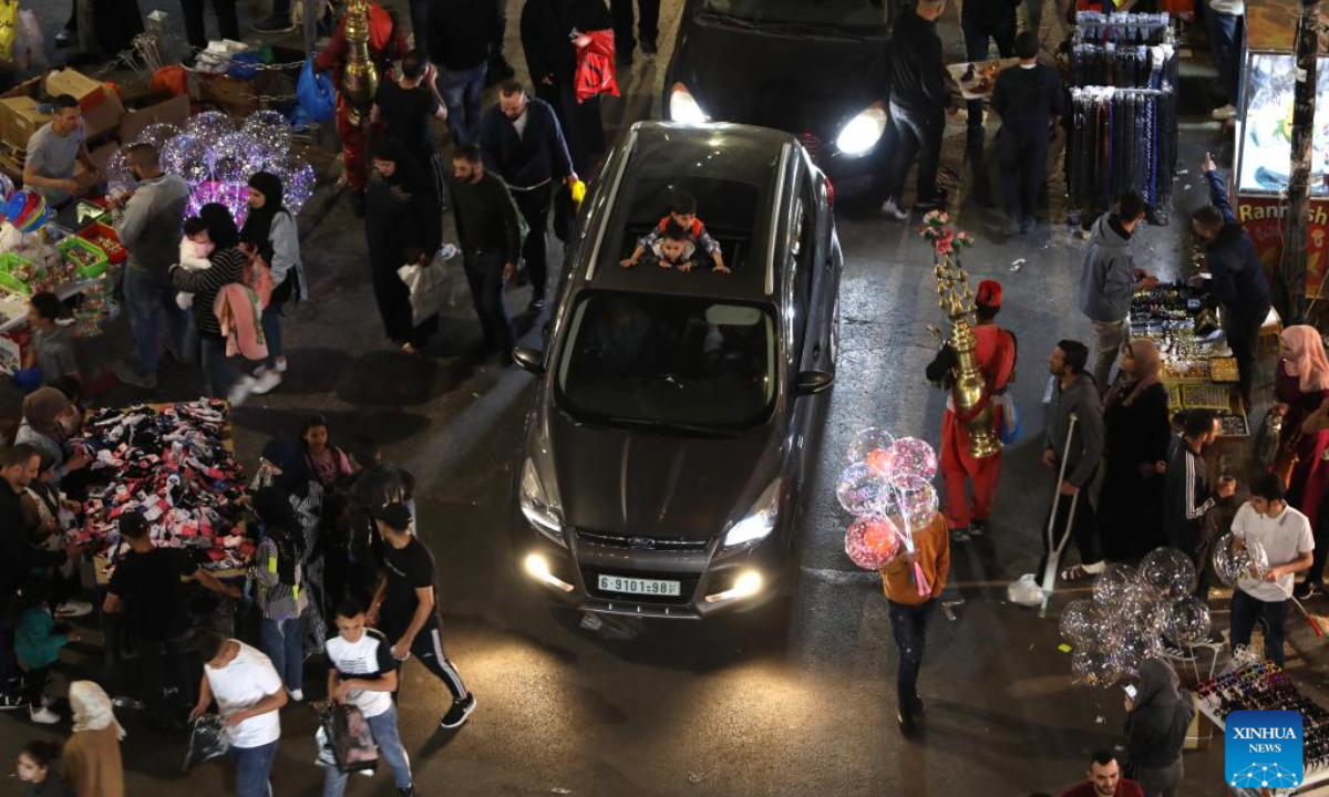 Palestinians shop at a market ahead of the Eid al-Fitr festival in the West Bank city of Ramallah, April 28, 2022. Photo:Xinhua