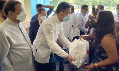 Chinese Ambassador to Sri Lanka Qi Zhenhong presents food packages to local poor families. Photo: Chinese Embassy in Sri Lanka