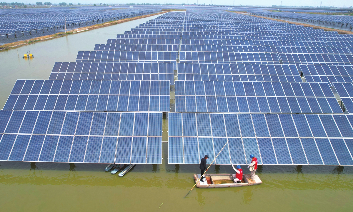 Staff members check equipment at a photovoltaic power station in a fishery in Lianyungang, East China's Jiangsu Province on April 26, 2022. In the first quarter, the city's new-energy power generation ranked first among municipalities across the province. Photo: cnsphoto