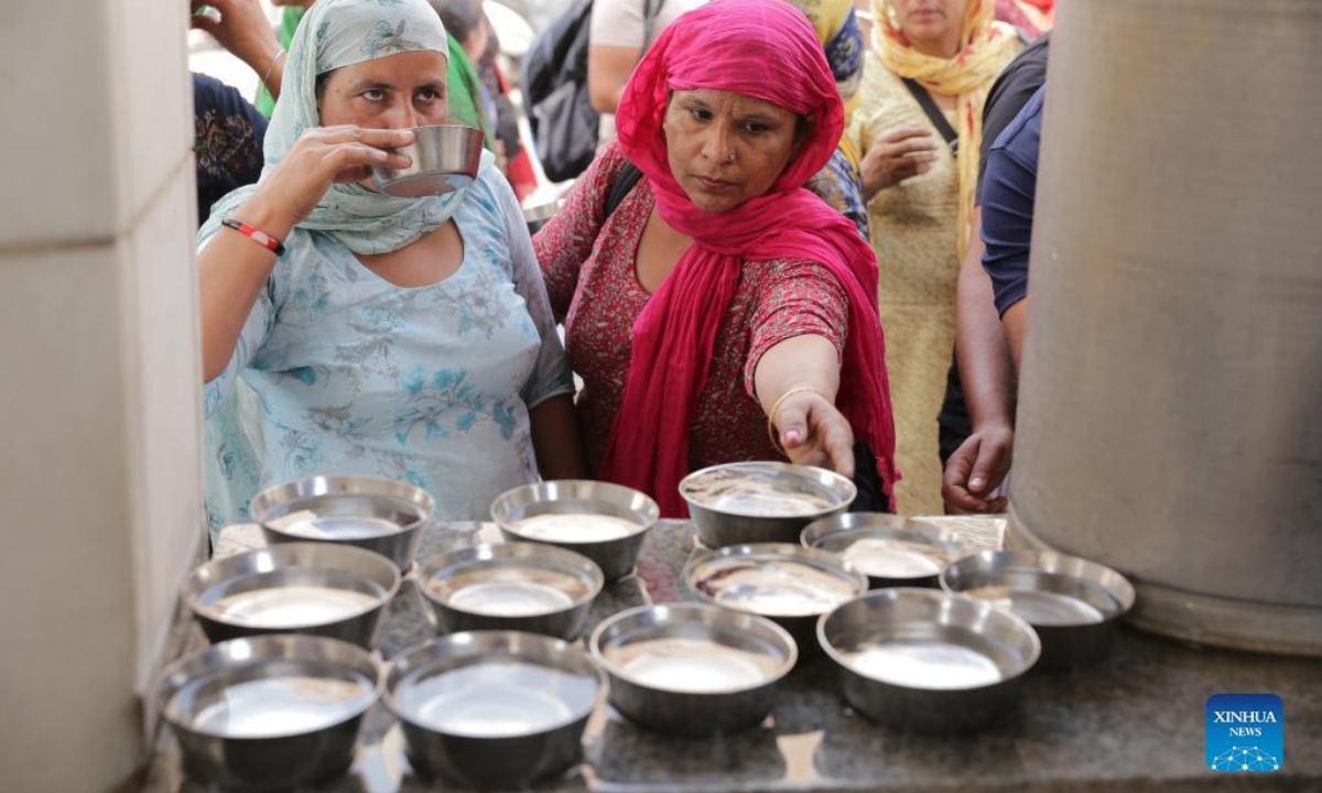 People drink water during a heat wave in Amritsar, Punjab state, northern India, on April 29, 2022. A heat wave has gripped entire northern India, including Delhi, Rajasthan, Uttar Pradesh, Haryana, Himachal Pradesh and Punjab. Photo:Xinhua