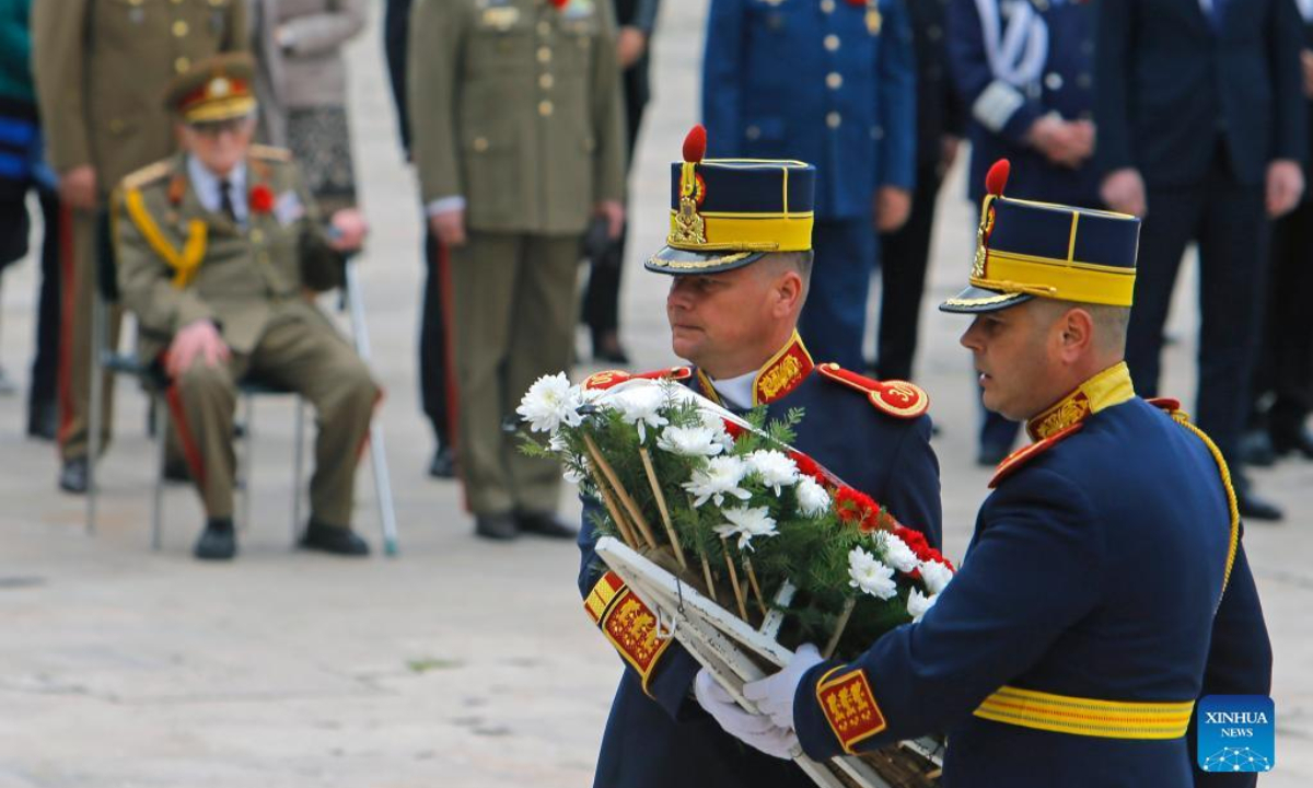 Soldiers lay a wreath during an event to mark the Day of War Veterans in Bucharest, Romania, on April 29, 2022. Photo:Xinhua