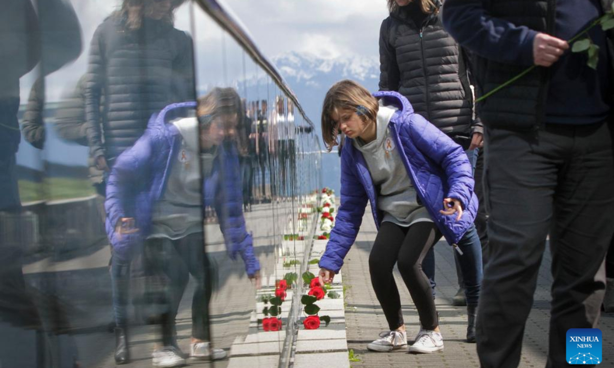 A girl lays a flower during the National Day of Mourning event in Vancouver, British Columbia, Canada, on April 28, 2022. Photo:Xinhua