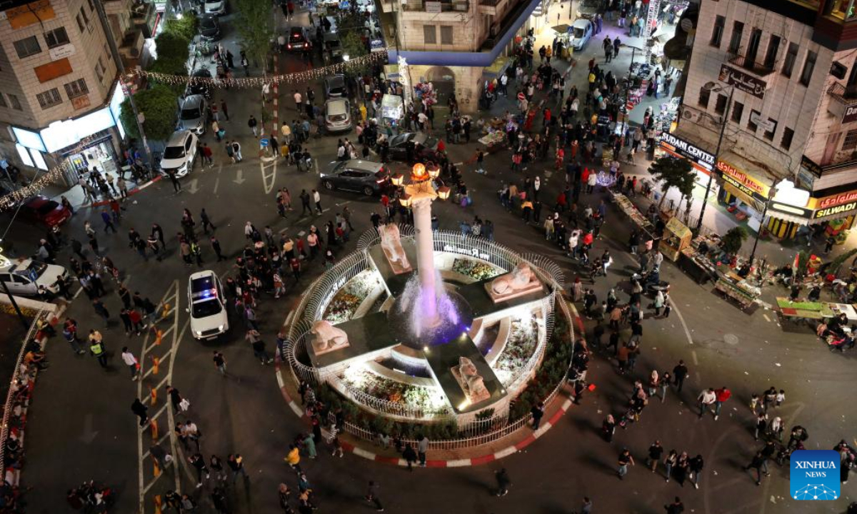 Palestinians are seen in Al-Manara square ahead of the Eid al-Fitr festival in the West Bank city of Ramallah, April 28, 2022. Photo:Xinhua