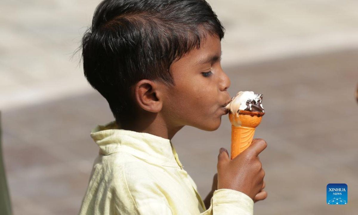 A child has an ice cream during a heat wave in Amritsar, Punjab state, northern India, on April 29, 2022. A heat wave has gripped entire northern India, including Delhi, Rajasthan, Uttar Pradesh, Haryana, Himachal Pradesh and Punjab. Photo:Xinhua