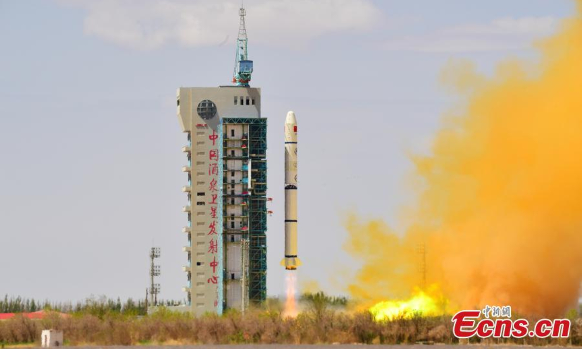 A Long March-2C rocket carrying the Siwei 01 and 02 satellites blasts off from the Jiuquan Satellite Launch Center in northwest China, April 29, 2022. The satellites will provide commercial remote sensing data services for industries including surveying and mapping, environmental protection, as well as urban security and digital rural development. Photo: China News Service