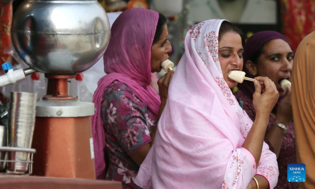 People have popsicles at the roadside during a heat wave in Amritsar, Punjab state, northern India, on April 29, 2022. A heat wave has gripped entire northern India, including Delhi, Rajasthan, Uttar Pradesh, Haryana, Himachal Pradesh and Punjab. Photo:Xinhua