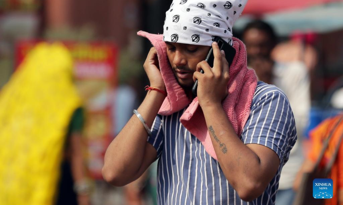A man covers his head and neck to protect from heat during a heat wave in Amritsar, Punjab state, northern India, on April 29, 2022. A heat wave has gripped entire northern India, including Delhi, Rajasthan, Uttar Pradesh, Haryana, Himachal Pradesh and Punjab.Photo:Xinhua