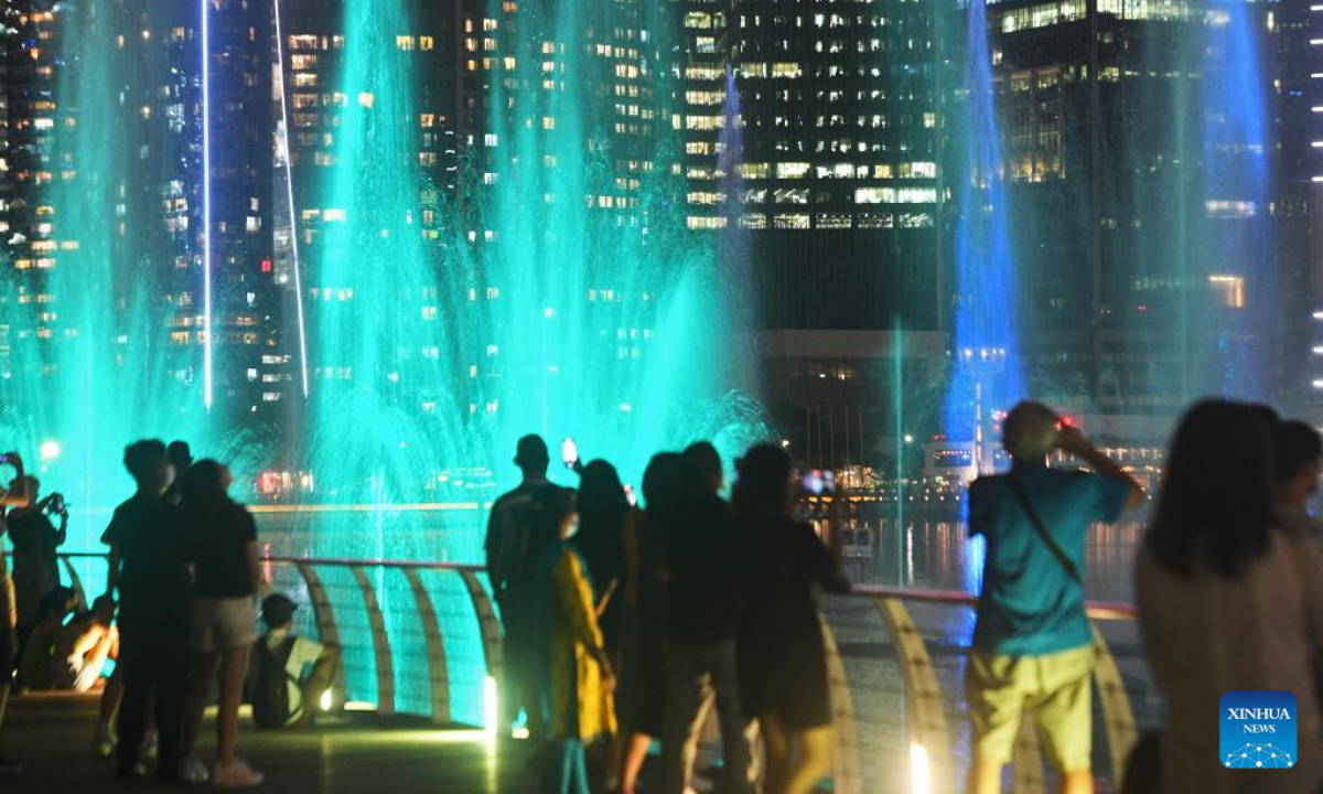 Tourists view the Spectra light and water show, returning after a 2-year hiatus due to the COVID-19 countermeasures, held at Singapore's Marina Bay Sands on April 28, 2022. Photo:Xinhua