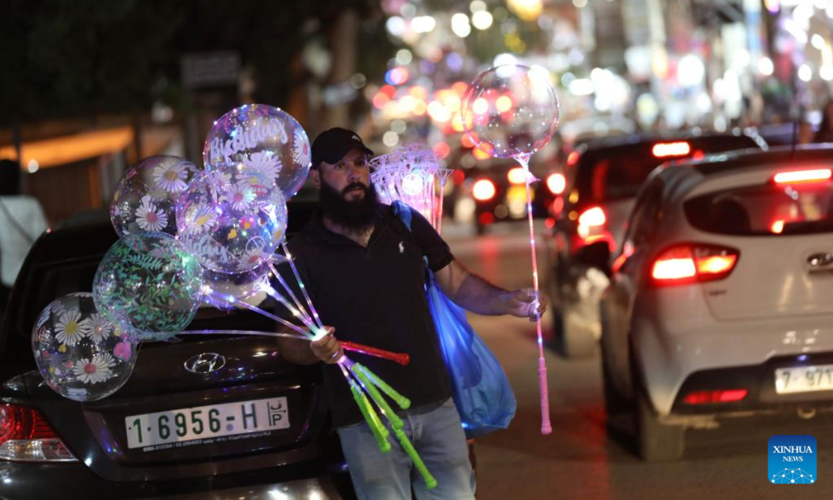 A Palestinian vendor sells balloons at a market ahead of the Eid al-Fitr festival in the West Bank city of Ramallah, April 28, 2022. Photo:Xinhua