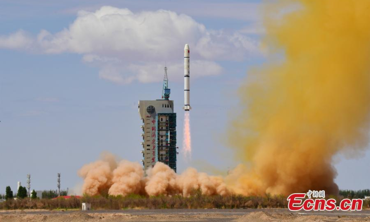 2022年4月29日，搭载四维01和02卫星的长征二号丙火箭在中国西北酒泉卫星发射中心发射升空。卫星将为测绘、环保等行业提供商业遥感数据服务。以及城市安全和数字农村发展。 图片：中新社