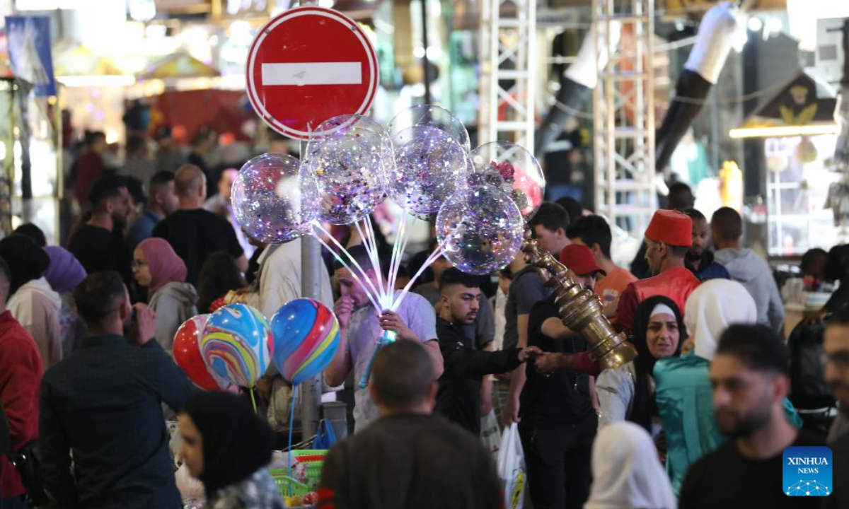 A Palestinian vendor sells balloons at a market ahead of the Eid al-Fitr festival in the West Bank city of Ramallah, April 28, 2022. Photo:Xinhua