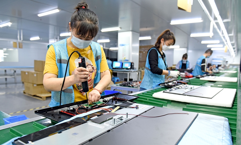 Workers manufacture display panels on an assembly line in Huainan High-Tech Industrial Development Zone in East China's Anhui Province, on April 24, 2022. Photo: VCG