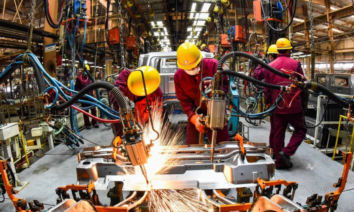 Workers weld at a workshop of an automobile manufacturing enterprise in Qingzhou City, east China's Shandong Province, Feb. 28, 2021. Photo:Xinhua