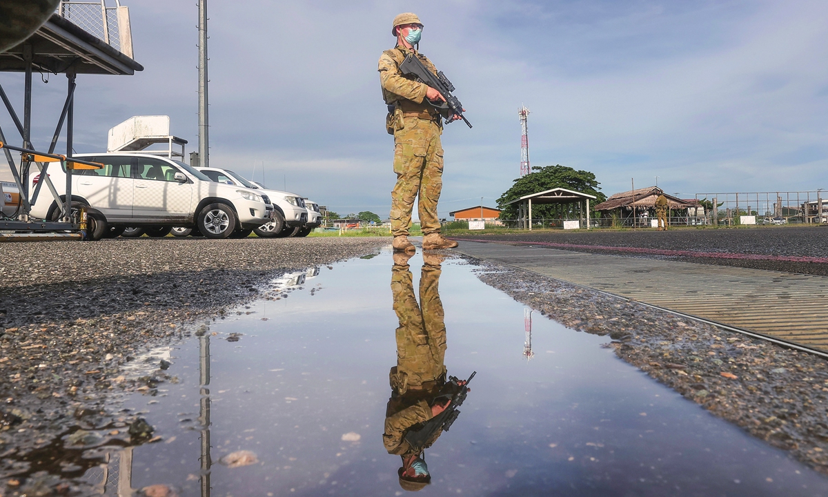 An Australian soldier stands on the tarmac at Honiara Airport, Solomon Islands, Tuesday, November 30, 2021. Photo: VCG