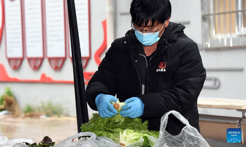 A staff member prepares vegetables at a residential area in Haidian District, Beijing, capital of China, April 27, 2022. Communities in Haidian District have strengthened the supply of daily necessities for residents following a recent COVID-19 resurgence. (Xinhua/Ren Chao)