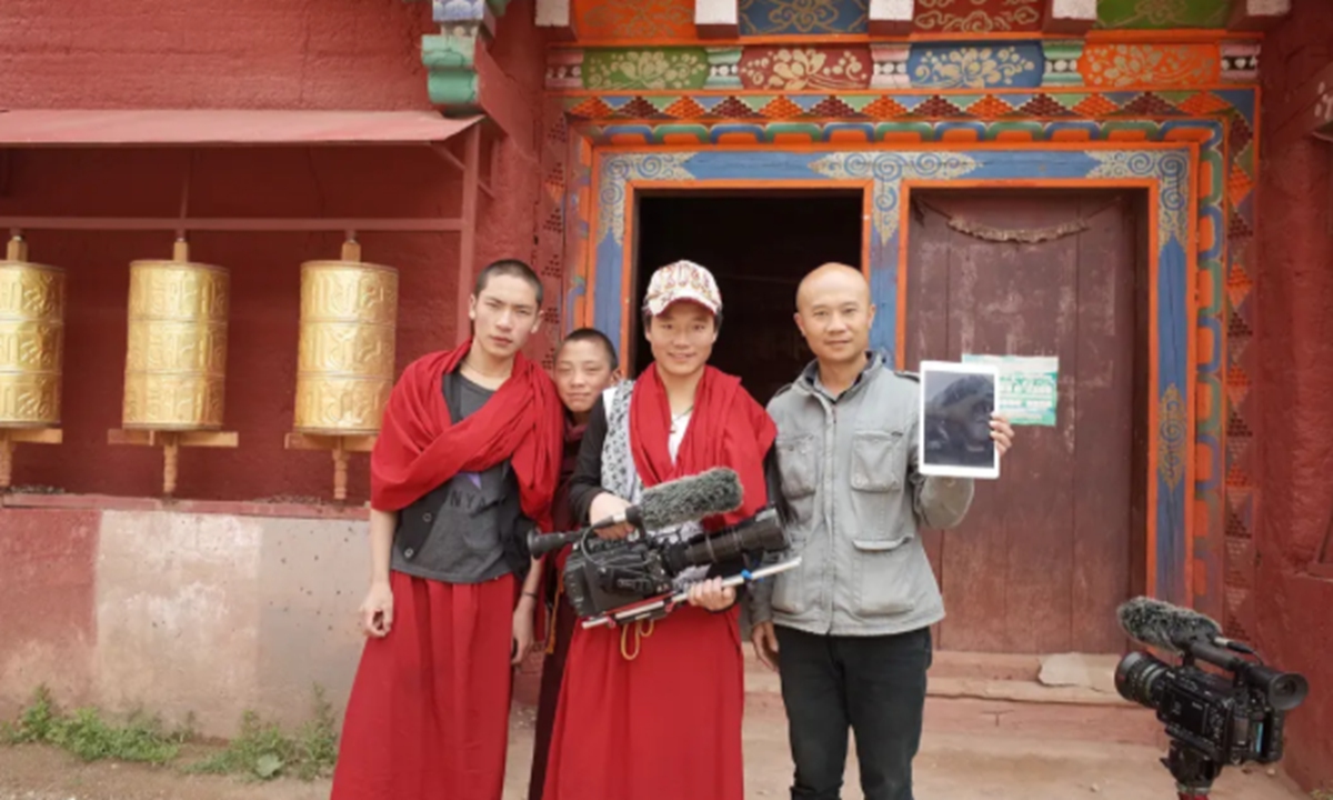 Director Zhang Jing and participants of his documentary Photo: Sina Weibo 