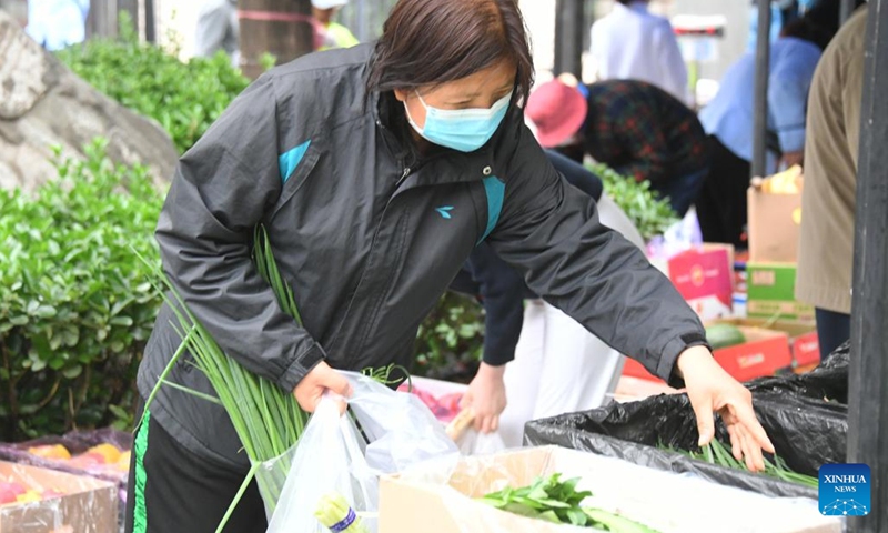 Residents select vegetables at a residential area in Haidian District, Beijing, capital of China, April 27, 2022. Communities in Haidian District have strengthened the supply of daily necessities for residents following a recent COVID-19 resurgence. (Xinhua/Ren Chao)
