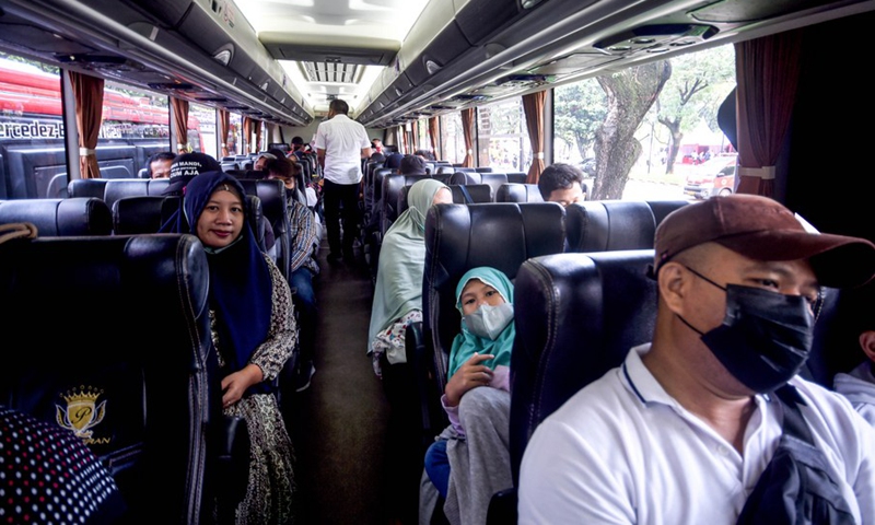 Passengers are seen aboard a free-of-charge bus to their hometowns in Jakarta, Indonesia. April 26, 2022.(Photo: Xinhua)