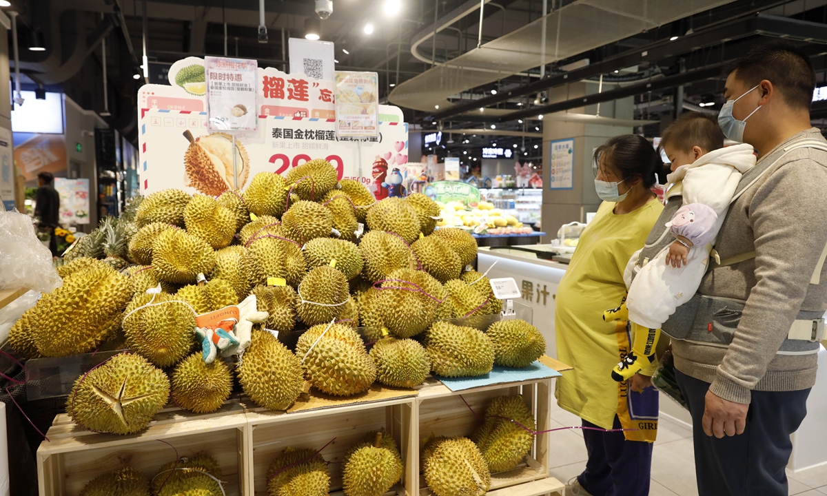 Consumers look at durian imported from Thailand on May 4, 2022 in Kunming, Southwest China's Yunnan Province. Although the pandemic has disrupted the logistics chain of durian imports, sales are still hot, with upper-end products costing 70 yuan ($10.58) per kilogram. Last week, 500 tons of Thai durian arrived in Kunming using the China-Laos Railway. Photo: VCG