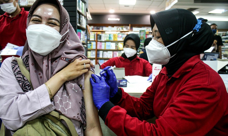 A woman receives a booster dose of COVID-19 vaccine at Gramedia Book Store in Surabaya, East Java, Indonesia, April 26, 2022.(Photo: Xinhua)