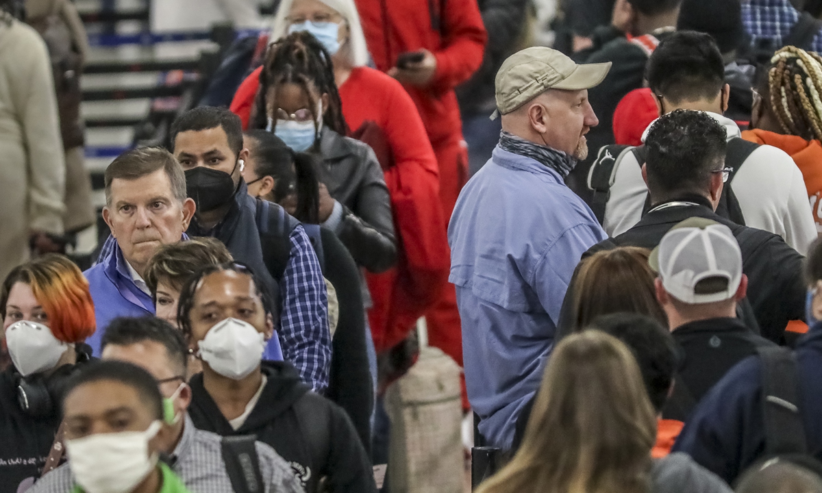 Crowds of the masked and the unmasked went through the security line at Hartsfield-Jackson International Airport in Atlanta, the US, on April 19, 2022 after the airport issued a statement saying masks are now optional for employees, passengers, and visitors at the airport. Photo: VCG