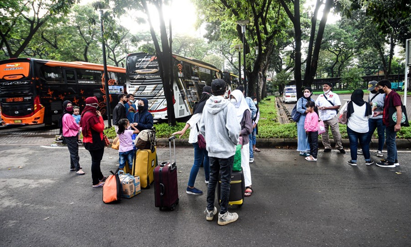 Passengers wait to board free-of-charge buses to their hometown in Jakarta, Indonesia, April 26, 2022.(Photo: Xinhua)