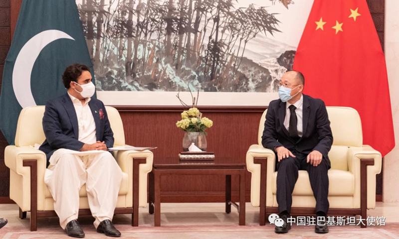 Pakistani Foreign Minister Bilawal Bhutto-Zardari (left) and Xie Guoxiang, Minister Counselor at the Chinese Embassy in Pakistan. Photo: Chinese Embassy in Pakistan