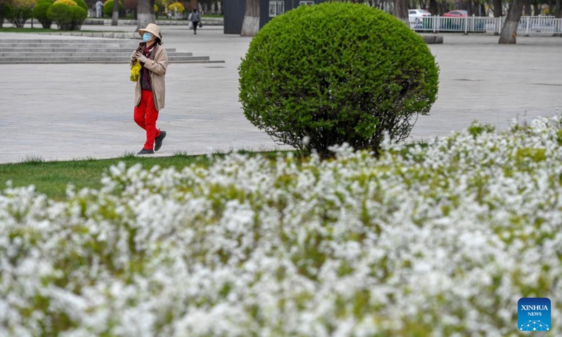 A citizen takes a walk in Jilin City, northeast China's Jilin Province, April 28, 2022. Jilin City cleared all areas classified as high and medium-risk for COVID-19, local authorities said on Thursday.Photo:Xinhua