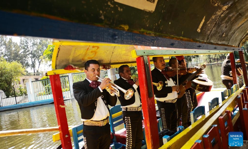 Musicians play music for tourists riding a trajinera on the lake of Xochimilco, in Mexico City, capital of Mexico, April 27, 2022. Xochimilco was declared in 1987 as World Heritage Site by the UNESCO. A tour on colorful trajineras along its waterways is one of the popular activities for tourists.Photo:Xinhua