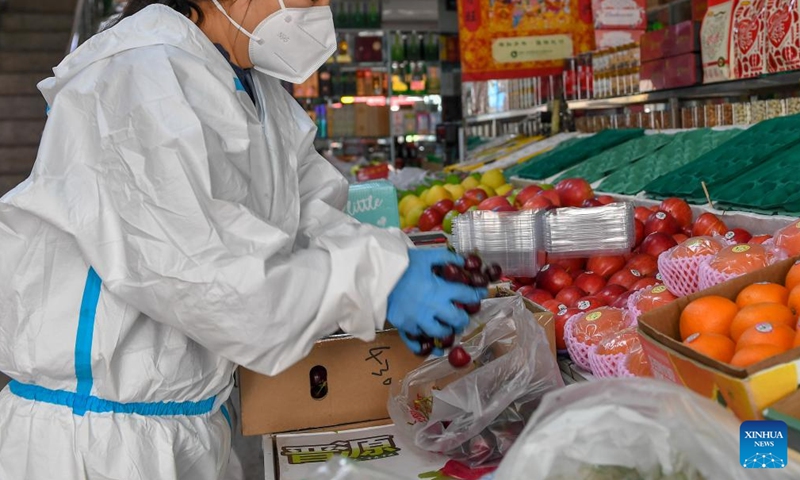 A saleswoman packs fruits at a market in Jilin City, northeast China's Jilin Province, April 28, 2022.Jilin City cleared all areas classified as high and medium-risk for COVID-19, local authorities said on Thursday.Photo:Xinhua