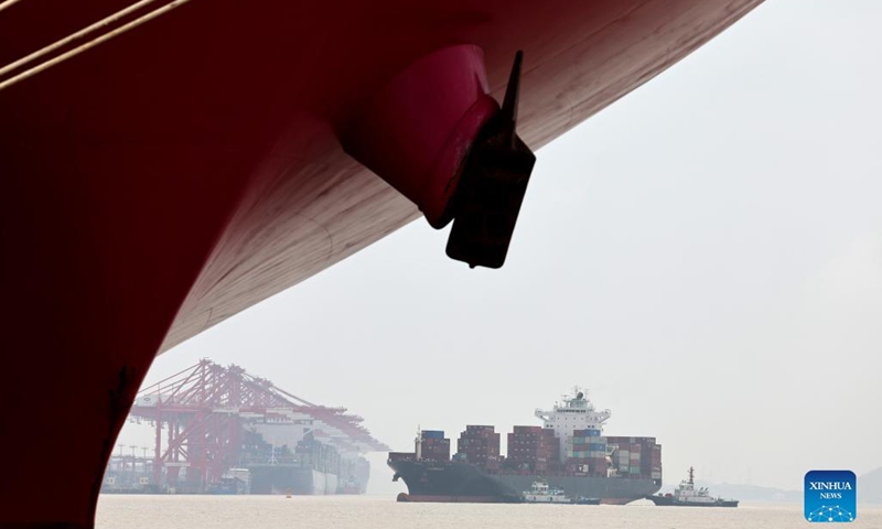 A container ship sails towards the container dock of Shanghai's Yangshan Port in east China, April 27, 2022. About 25,000 staff members stick to their posts in Shanghai port to guarantee water transportation and improve logistics efficiency amid challenges caused by the recent resurgence of COVID-19 in Shanghai.(Photo: Xinhua)