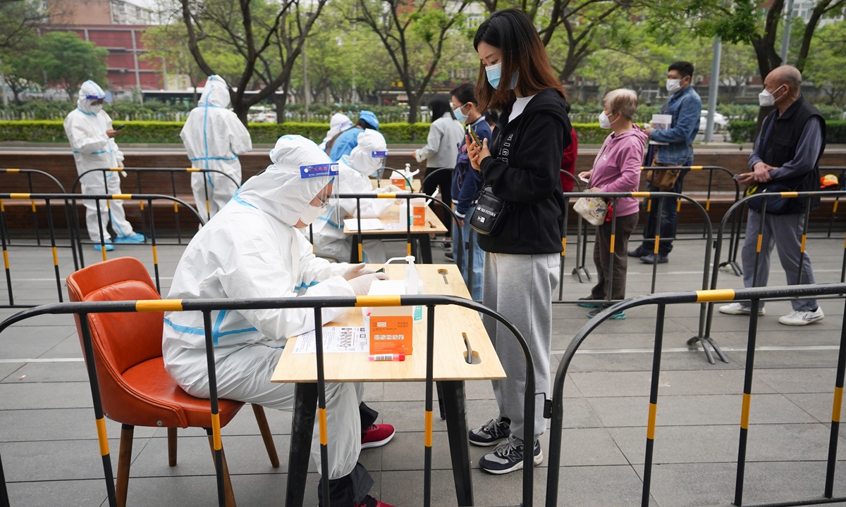 Staff members register for residents before nucleic acid test at a testing site in Chaoyang District, Beijing, capital of China, April 25, 2022.Photo:Xinhua