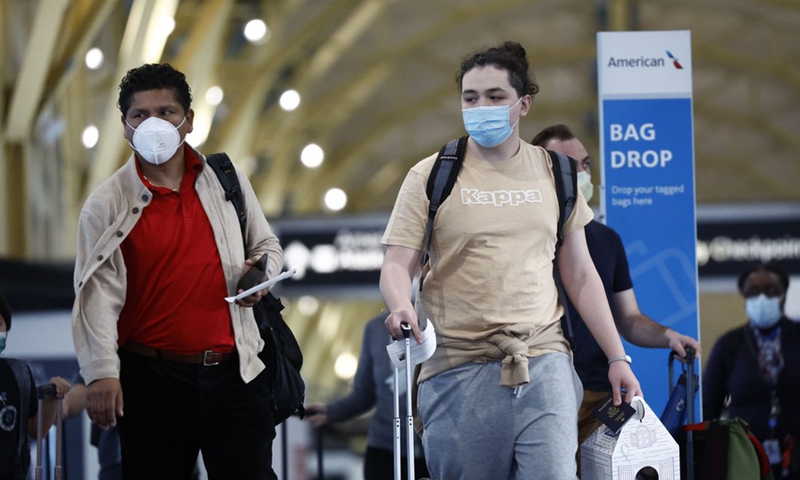 Travelers walk through terminals at Ronald Reagan Washington National Airport in Arlington, Virginia, the United States, April 14, 2022.Photo:Xinhua