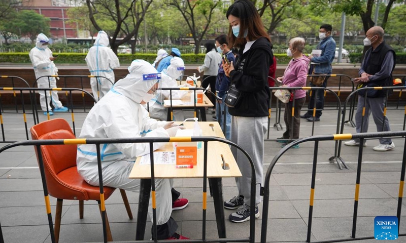Staff members register for residents before nucleic acid test at a testing site in Chaoyang District, Beijing, capital of China, April 25, 2022.Photo:Xinhua