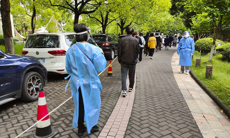 People queue for a swab test for the Covid-19 coronavirus in Shanghai on April 29, 2022. Photo: CFP