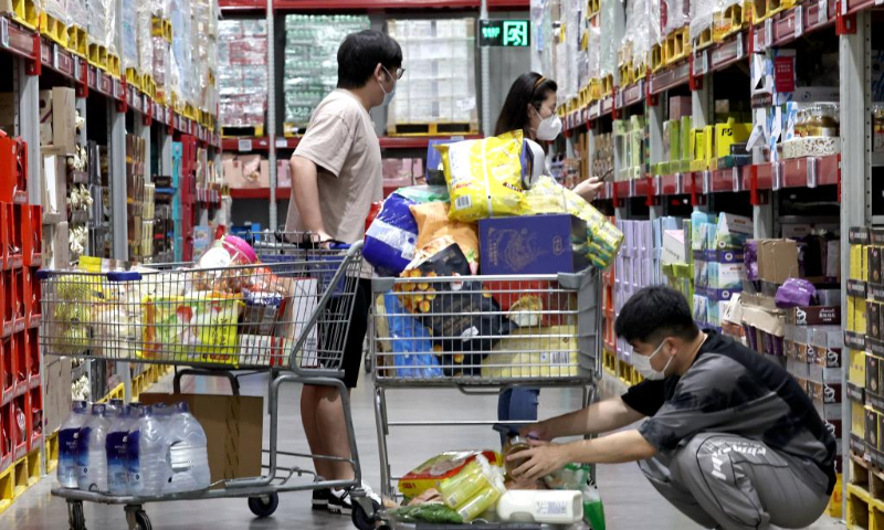 Customers shop at a Sam's Club warehouse store at Beicai Town in Pudong New Area, east China's Shanghai, May 2, 2022. Large retail companies in Shanghai have started to reopen their supermarkets amid the recent COVID-19 resurgence. (Xinhua/Chen Jianli)