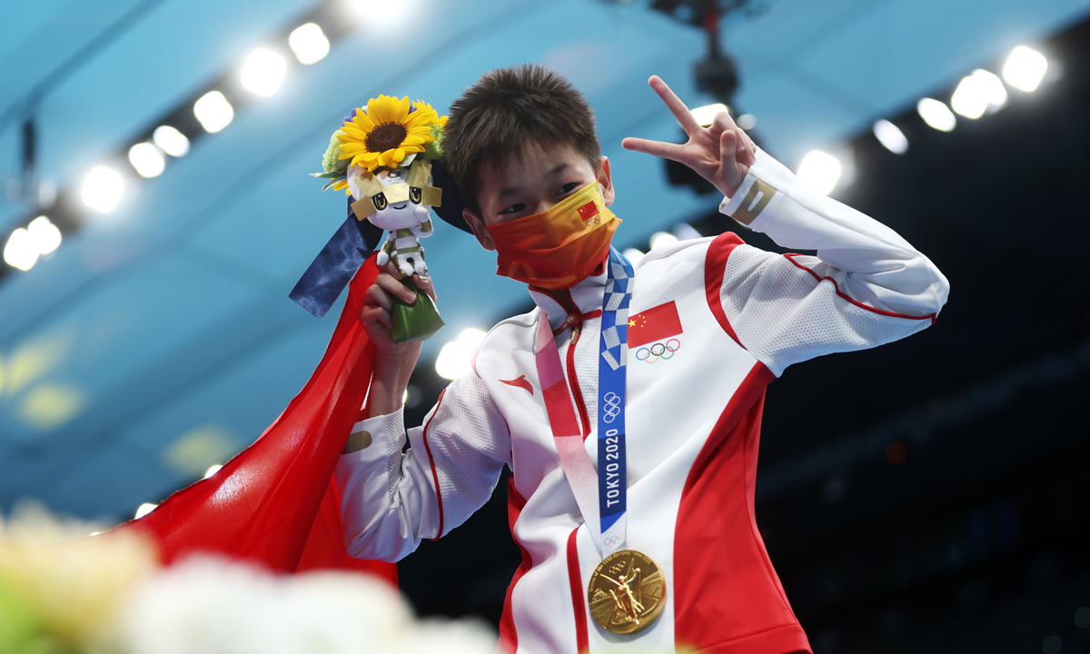 Hongchan Quan of Team China celebrates during the medal ceremony for the Women's 10m Platform Final on day thirteen of the Tokyo 2020 Olympic Games at Tokyo Aquatics Centre on August 05, 2021 in Tokyo, Japan. (Photo by Clive Rose/Getty Images)