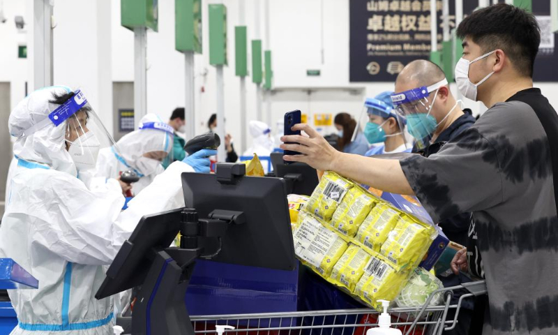 Customers check out at a Sam's Club warehouse store at Beicai Town in Pudong New Area, east China's Shanghai, May 2, 2022. Large retail companies in Shanghai have started to reopen their supermarkets amid the recent COVID-19 resurgence. (Xinhua/Chen Jianli)