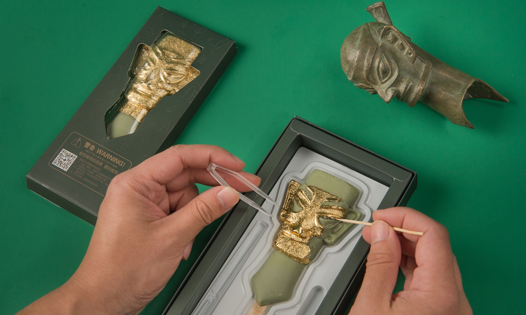 Photo: Souvenirs of cultural relics of the Sanxingdui ruins such as the golden mask and bronze human standing statue