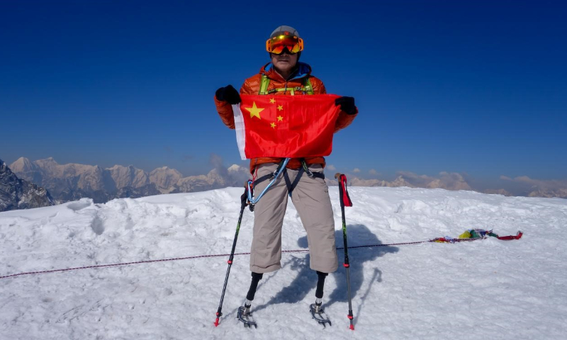Xia Boyu displays the Chinese national flag during his climb to Mount Qomolangma. Photo: Courtesy of Xia