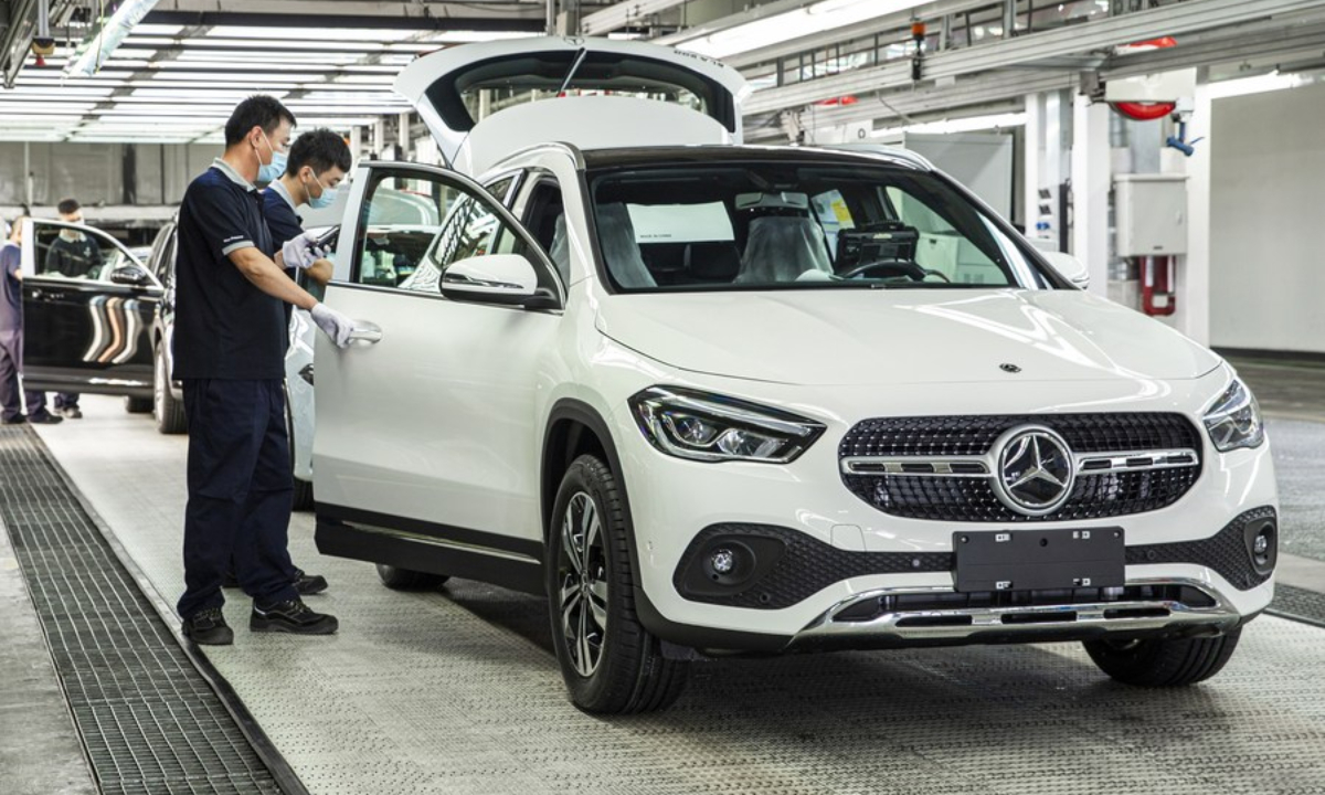 Workers exam newly assembled Mercedes-Benz SUVs at a plant in Beijing, captial of China, on June.5, 2020. Photo:Xinhua