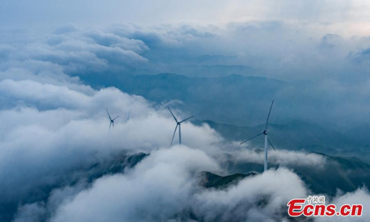 航拍照片显示中国东部江西省吉安市风力涡轮机旋转发电。 涡轮机被云海包围。 图片：中新社