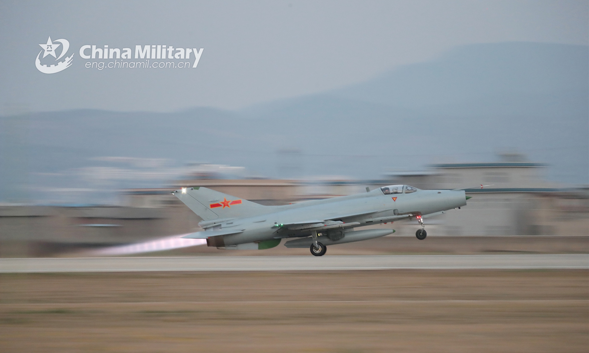 A fighter jet attached to an air force aviation unit under the PLA Southern Theatre Command takes off in an around-the-clock flight training exercise on April 18, 2022.Photo:eng.chinamil.com.cn