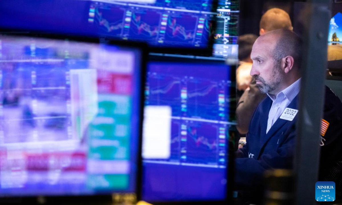 Traders work on the floor of the New York Stock Exchange (NYSE) in New York, the United States, May 5, 2022. Photo:Xinhua